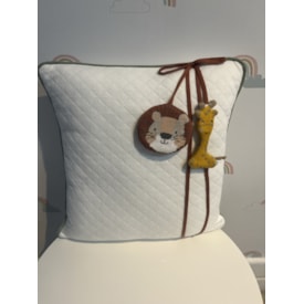Imagem do produto Almofada Decorativa com Pingente Carinha de Leão e Girafa