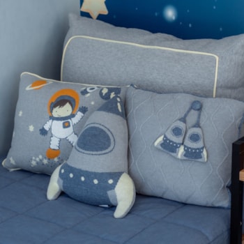 Segunda imagem do produto Almofada Decorativa com Pingente de Foguete em Tricot Cinza