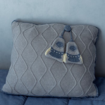 Imagem do produto Almofada Decorativa com Pingente de Foguete em Tricot Cinza