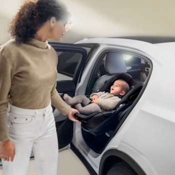 Segunda imagem do produto Bebê Conforto Fame Pebble 360 Pro² com Base Family Fix Graphite - Maxi-Cosi