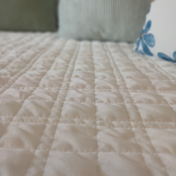 Segunda imagem do produto Kit Colcha e Almofadas Cama Solteiro Silvia Heringer – Veludo Branco Premium