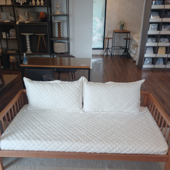 Imagem do produto Kit Colcha e Almofadas Cama Solteiro Silvia Heringer – Veludo Branco Premium