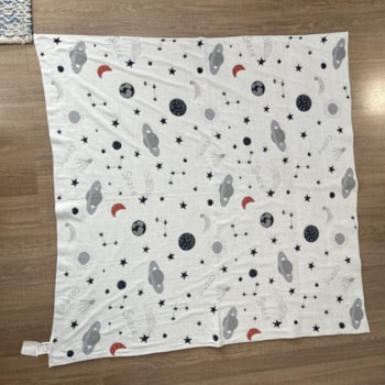 Segunda imagem do produto Manta de Colo em Tricot de Planetas - Off White e Marinho