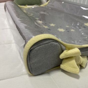 Segunda imagem do produto Trocador Americano em Tricot Cinza e Amarelo com Estelas